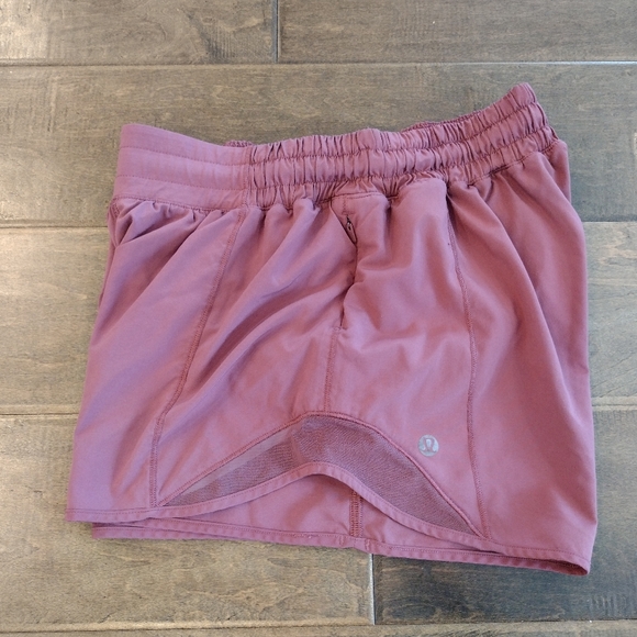 LULULEMON Women's Hotty Hot HR High Rise rose pink 4" Shorts - 6 - Picture 3 of 8